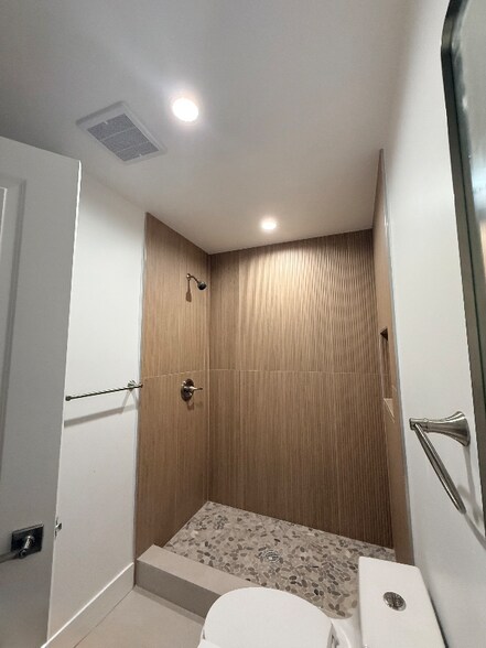 Building Photo - 442 E 44th Cir