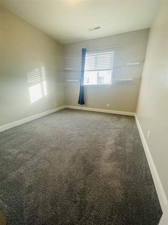 Building Photo - Desert Color Townhome!