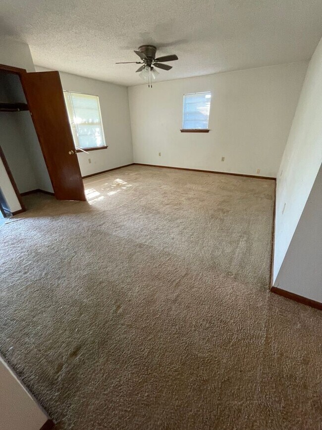 Building Photo - 106 W Southampton Dr