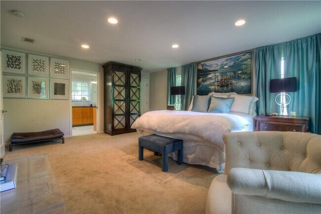 Building Photo - Tarrytown STUNNER!!!