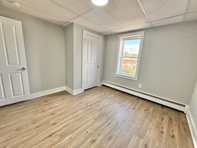 Building Photo - Move in Special!