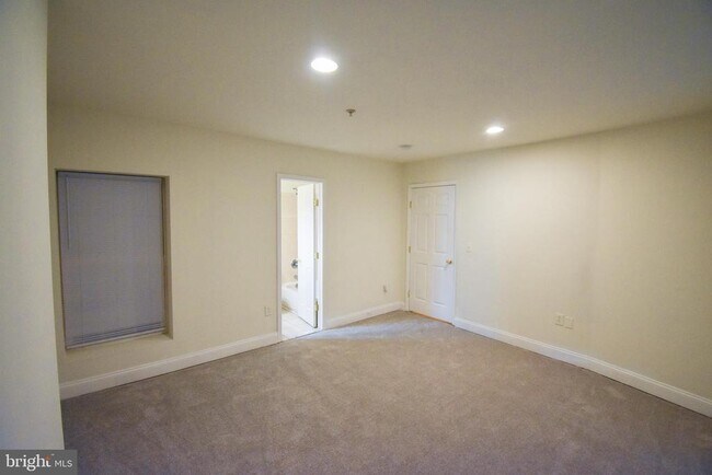 Building Photo - 13 S St NE