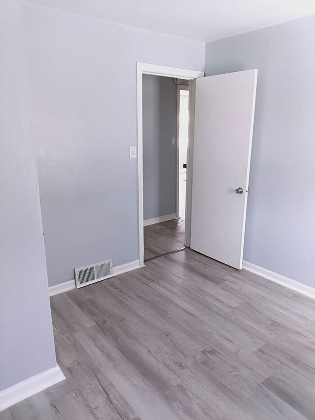 Building Photo - Fully Renovated 2 Bed | Fresh, Clean, Move-In Ready