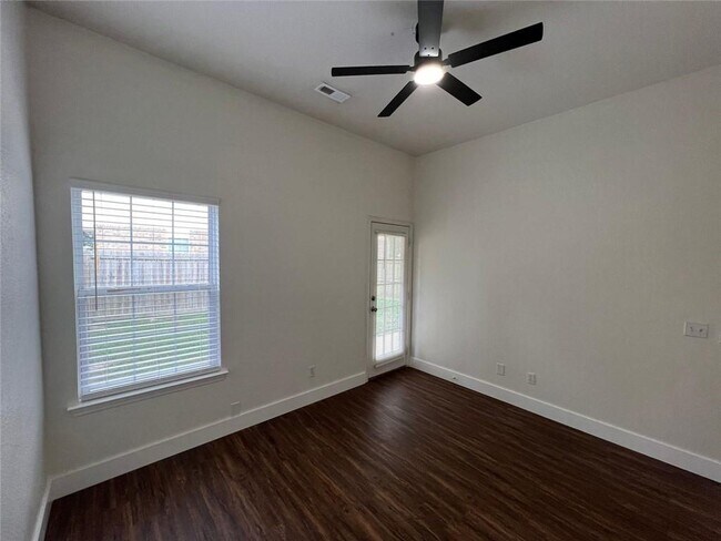 Building Photo - 985 N Daisy Ln