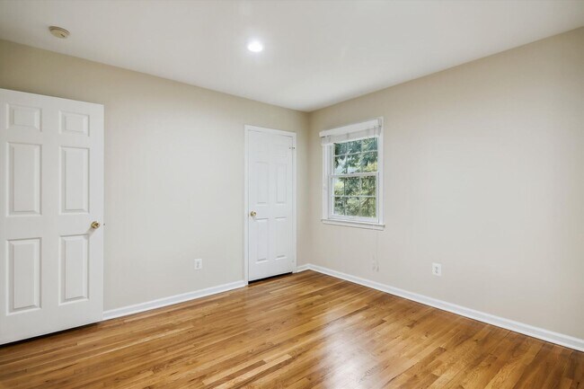 Building Photo - 5 BR 4.5 BA home with inground heated pool and extensive hardscape!