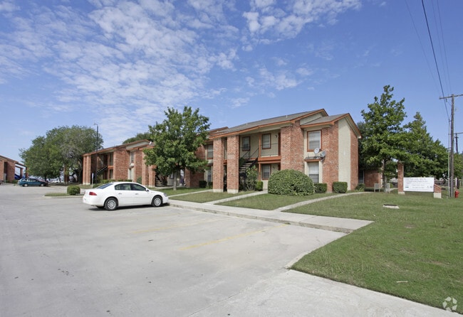 Building Photo - Quail Run Apartments
