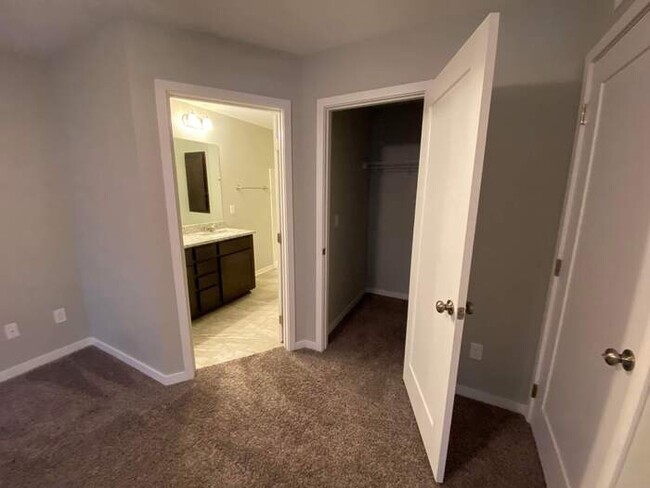 Building Photo - 203 Burr Oak Ct