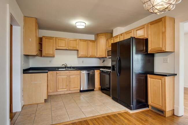Building Photo - Welcome to your perfect rental in the hear...