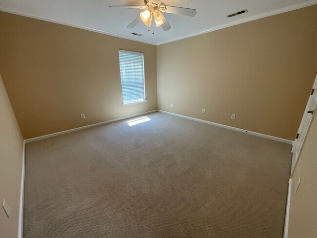 Building Photo - Half Off First Month's rent if you move in by July 31st, Spacious & Elegant 4 BR / 2.5 BA High Po...