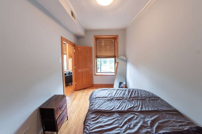 Building Photo - 3-Bedroom Apartment in Ukrainian Village / Humboldt Park!