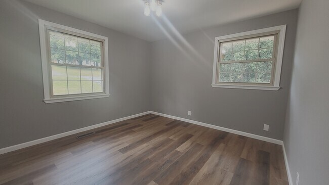 Building Photo - 910 Rexdale Dr