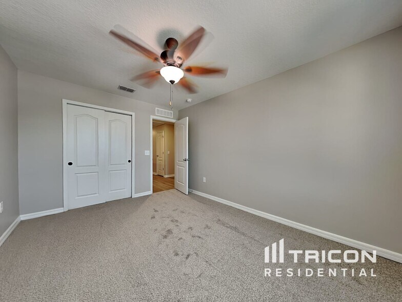 Building Photo - 10636 Laguna Plains Dr