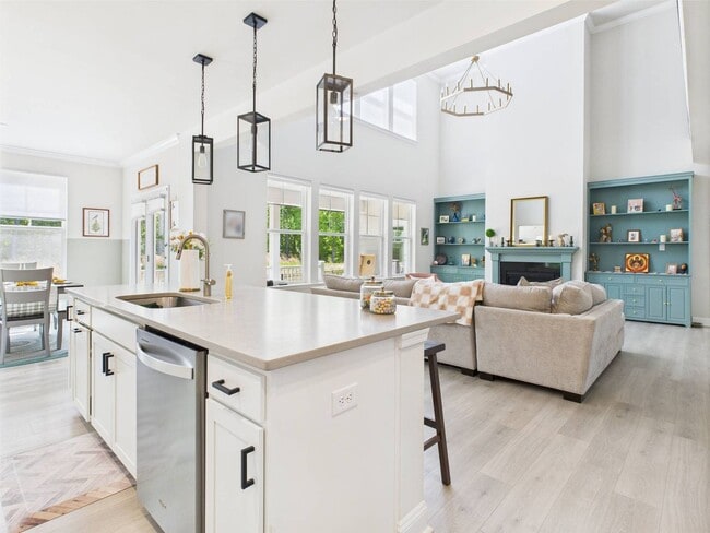 Building Photo - Stunning 5 Bedroom 4.5 Bathroom Located in...