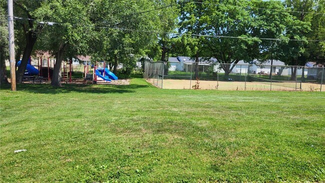 Building Photo - 447 Olian Dr