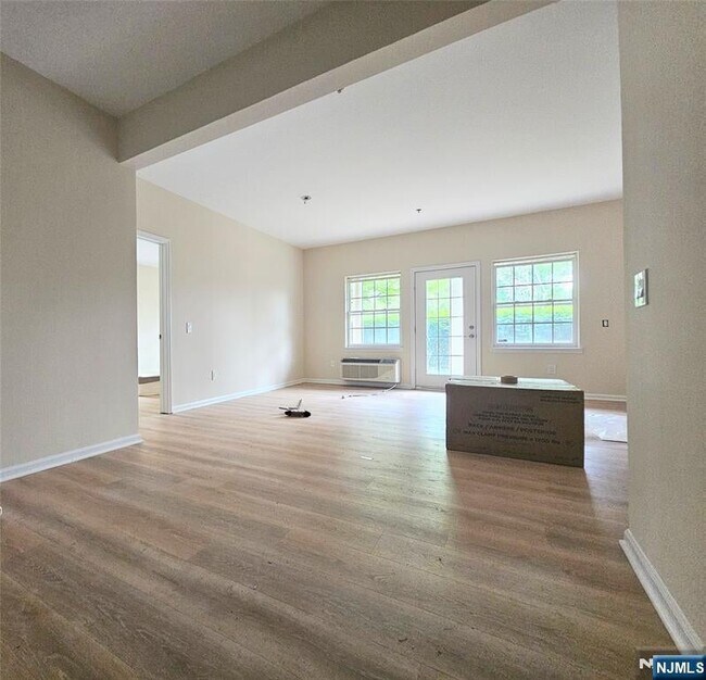 Building Photo - 1109 Tenakill Park W