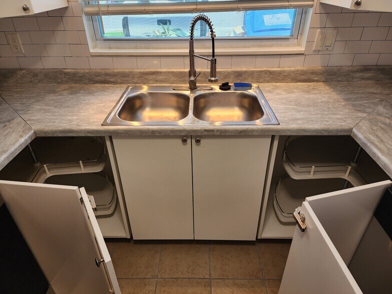 Kitchen - 2751 S Pines Dr