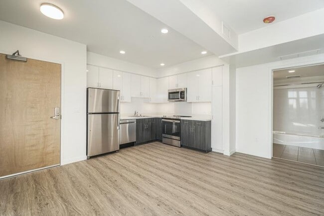 Building Photo - New Contemporary Sunny Apartment With Views