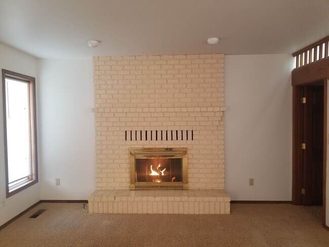 Building Photo - Bellevue Manor 2br 2ba Double garage