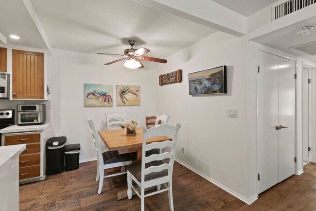 Building Photo - Furnished Ground-Level Beach Condo!