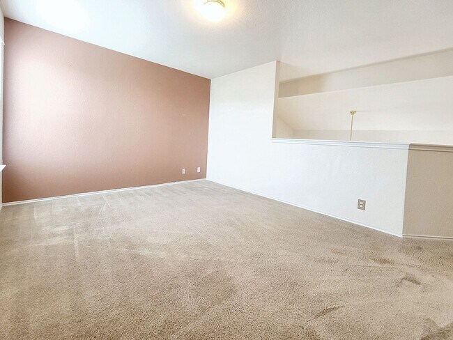 Building Photo - Charming 3/BR 2.5/BA Home with Bright Inte...