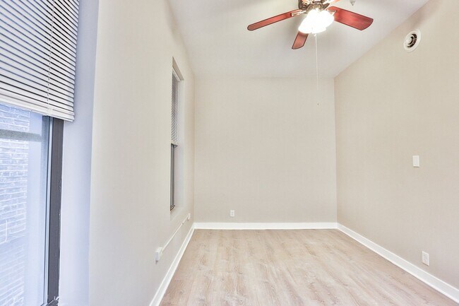 Building Photo - HUGE Condo Quality 4bed/2bath in Hot Wicker Park! Central Air! In-Unit Laundry! Deck! FREE Internet!