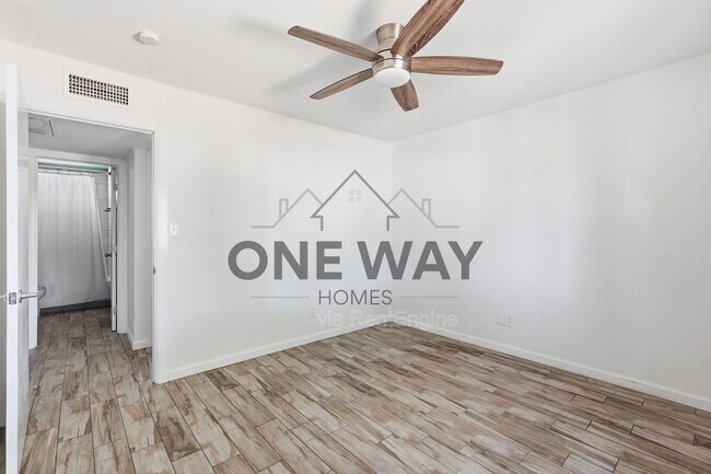 Building Photo - 1329 E Cholla St