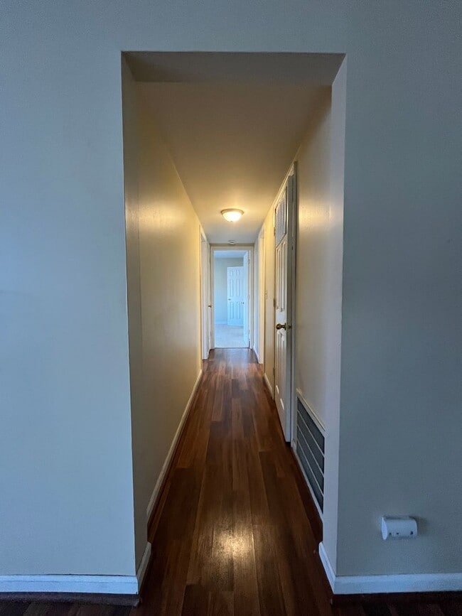 Building Photo - Spacious 2 Bedroom, 1.5 Bath