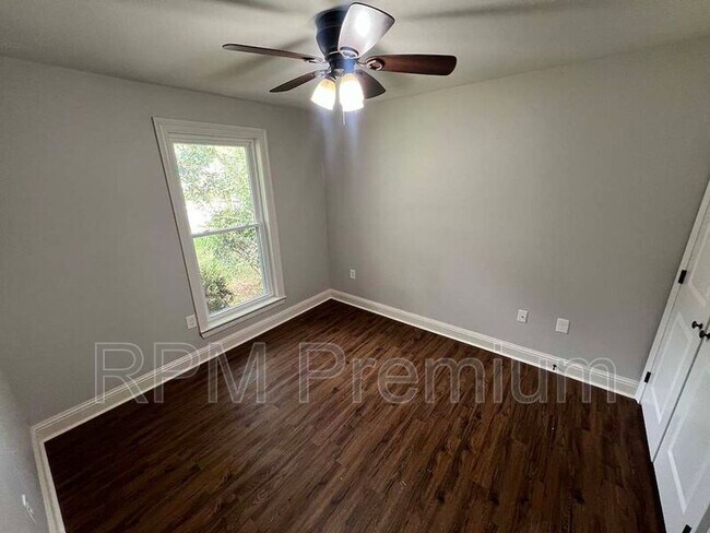 Building Photo - 13235 Country Park Ave