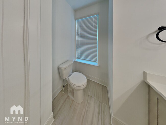 Building Photo - 828 S Columbia Dr