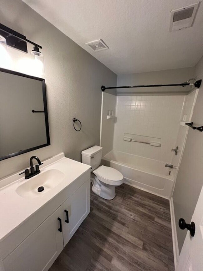 Building Photo - 3 Bedroom Updated Single Family Home