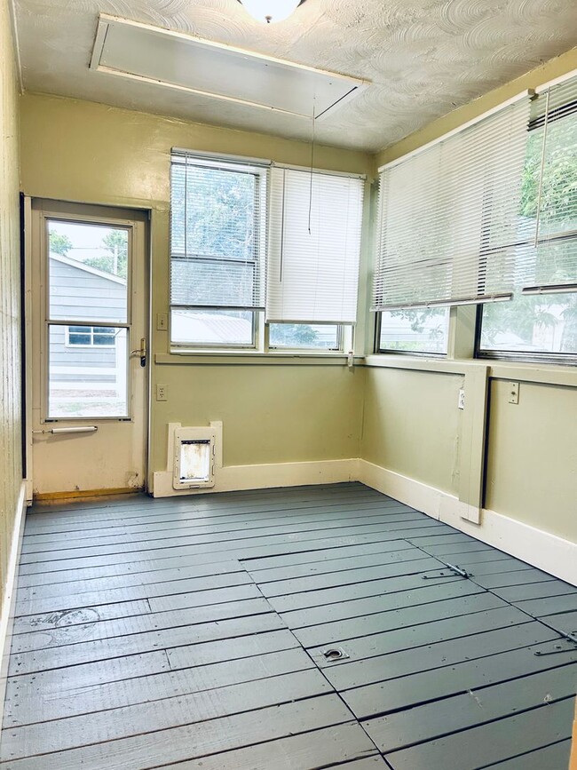 Building Photo - Cute Single Family Home, Great Location