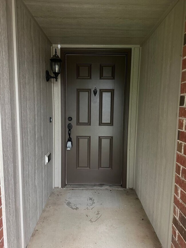 Building Photo - Beautiful 3 Bedroom Home With An In-Ground Storm Shelter!!!