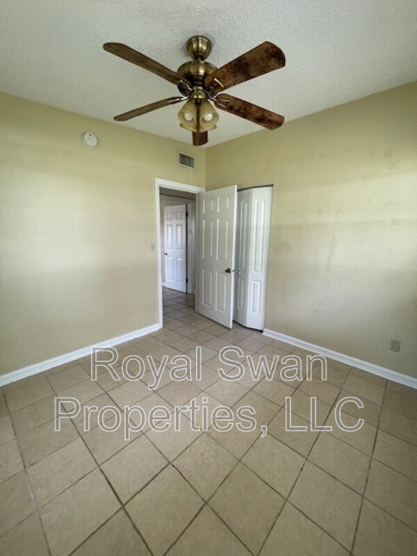 Building Photo - 2016 Crystal Ct W