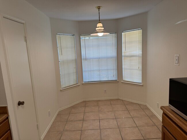 Building Photo - 9538 Cloverdale