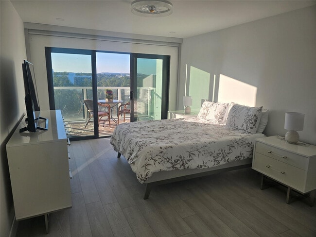 Building Photo - 1401 N Riverside Dr