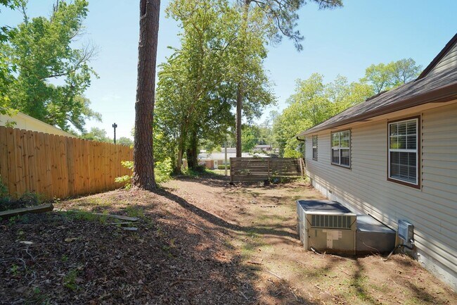 Building Photo - 1545 Pine View Dr