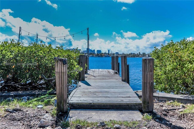 Building Photo - 747 N North Lake Dr