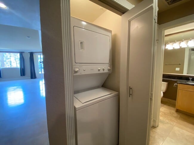Building Photo - Meridian 2 BDR /2 BATH Luxury Condo - RESO...