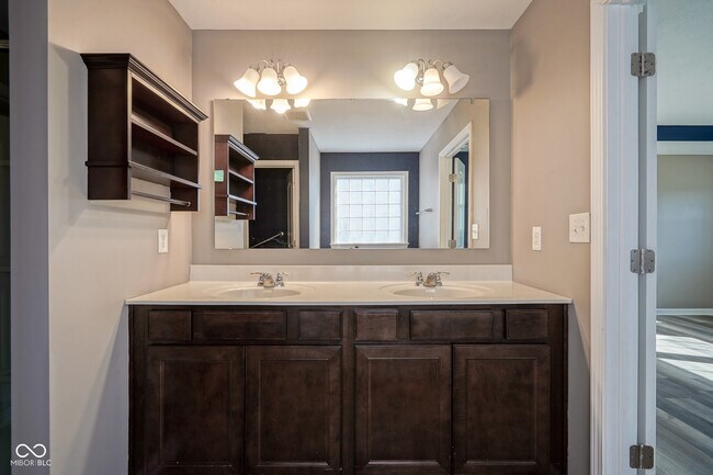 Building Photo - 5764 Bluff View Ln