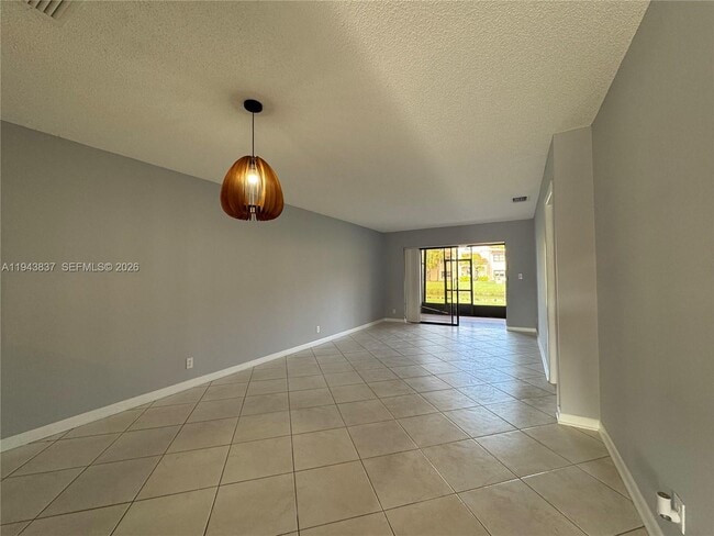 Building Photo - 603 Racquet Club Rd