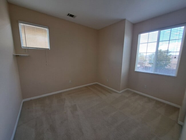 Building Photo - Expansive 3 bedroom/2.5 Bath Home in Corde...