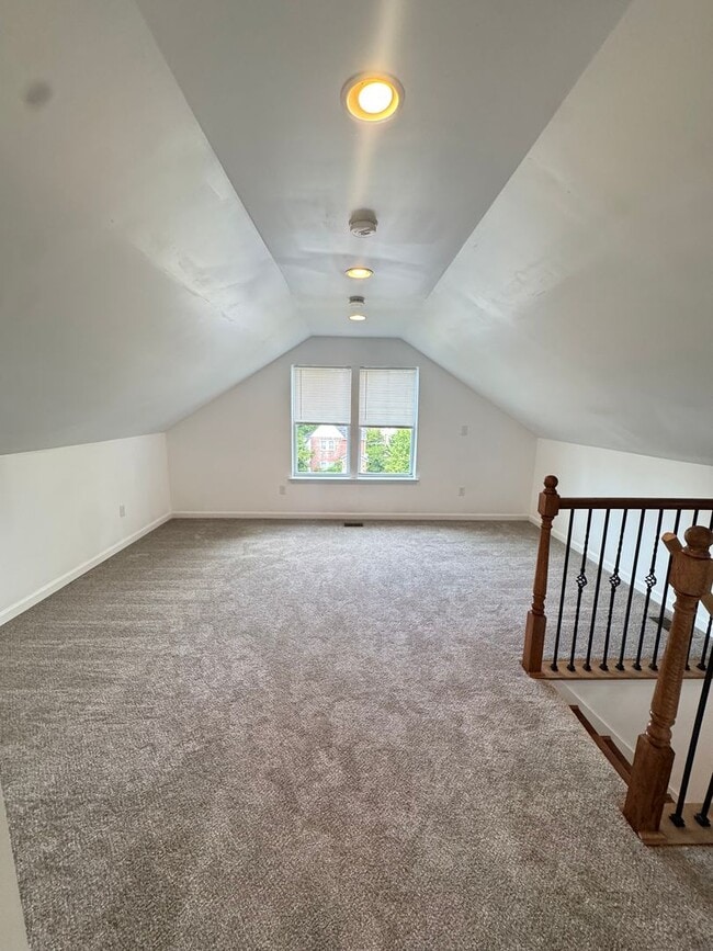 Building Photo - Home Available in West Forest Park!