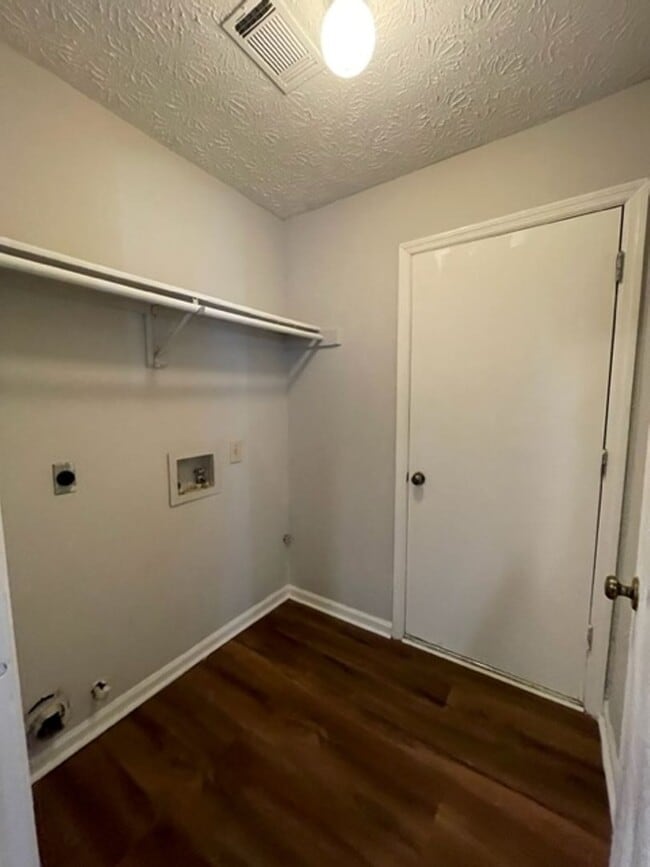 Building Photo - 3 Bedroom Home Available !