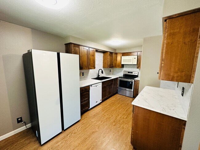 Building Photo - Charming Updated Condo in Great Location