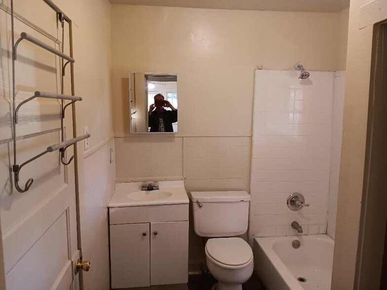 Building Photo - 112 E Nelson St