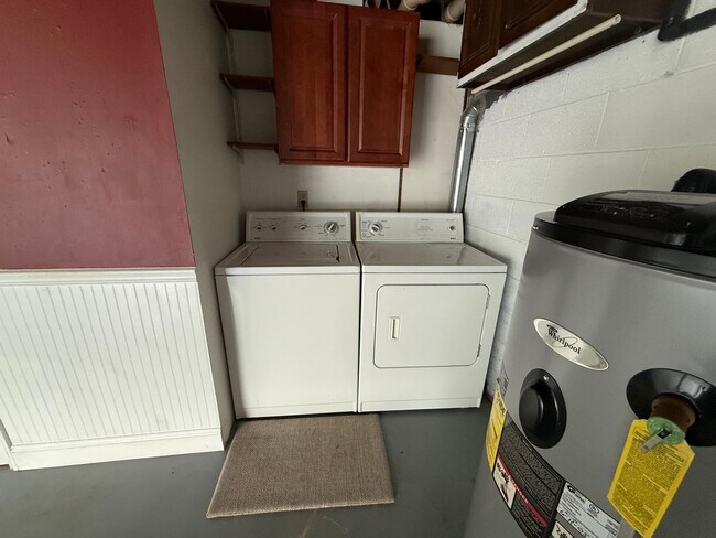 Building Photo - 3-4 bedroom / 2 bath split foyer  Kingspor...
