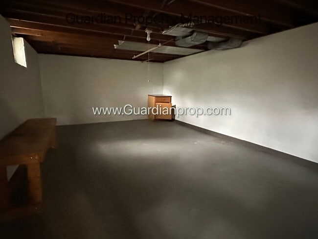 Building Photo - Linden Hills Upper Level Duplex, Fenced Yard, 1 Car Garage, Dishwasher, Storage, Laundry