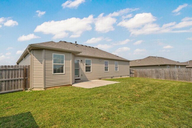 Building Photo - Modern 3 Bed / 2 Bath Home with Open Layout & Fenced Yard