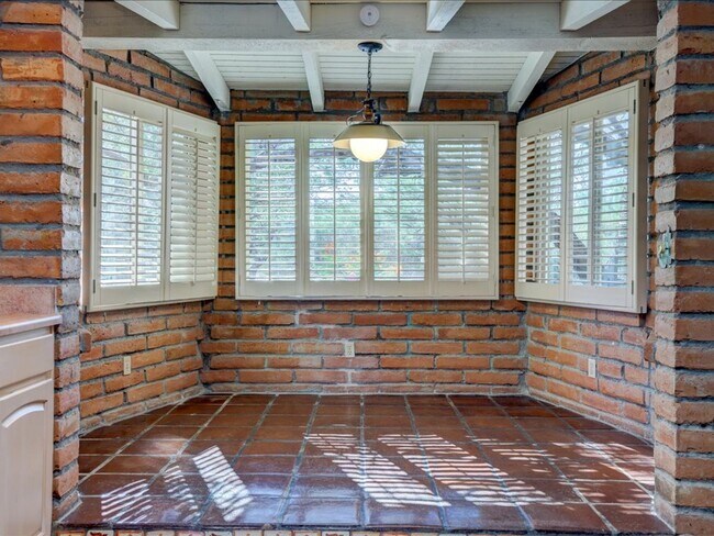 Building Photo - Enjoy stunning Catalina Mountain views fro...