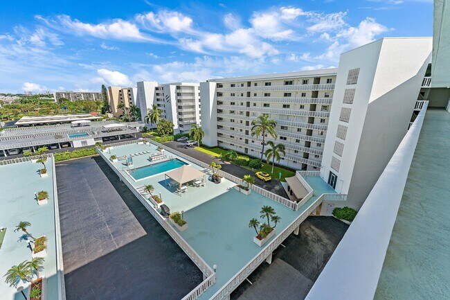 Building Photo - 301 Lake Shore Dr